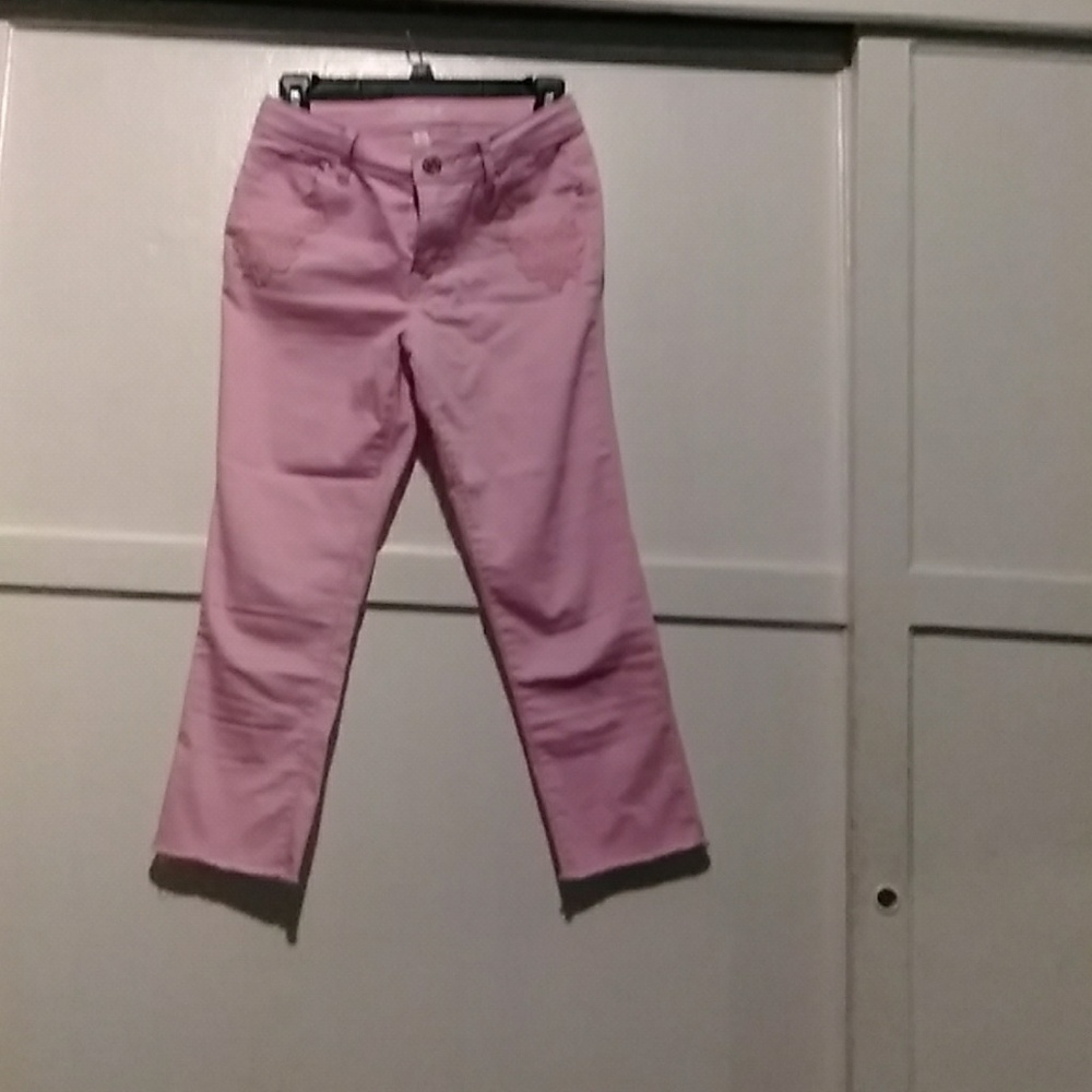 Pink capries with flower design